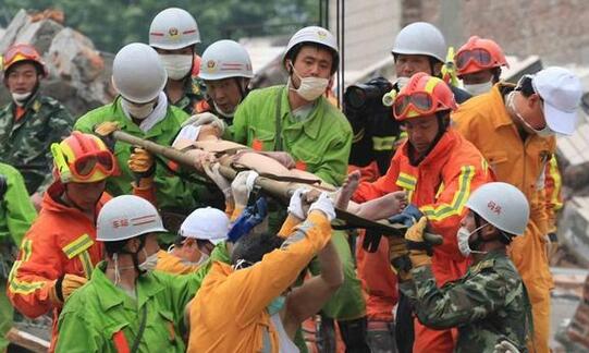 2008年5月17日,救援队将在废墟中存活了124个小时的蒋雨航成功救出